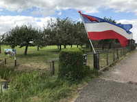 903281 Afbeelding van een Nederlandse vlag die op de kop hangt bij een boerderij aan de Korssesteeg te Westbroek, als ...